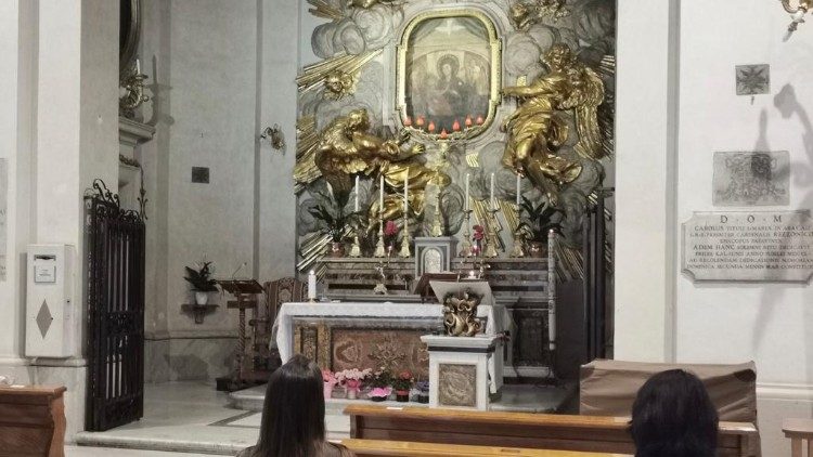 L' altare dell'antico santuario della Madonna del Divino Amore con l'affresco del miracolo
