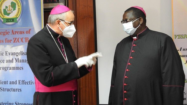 Apostolski nuncij Gianfranco Gallone sa zambijskim biskupom Mosesom Hamungoleom