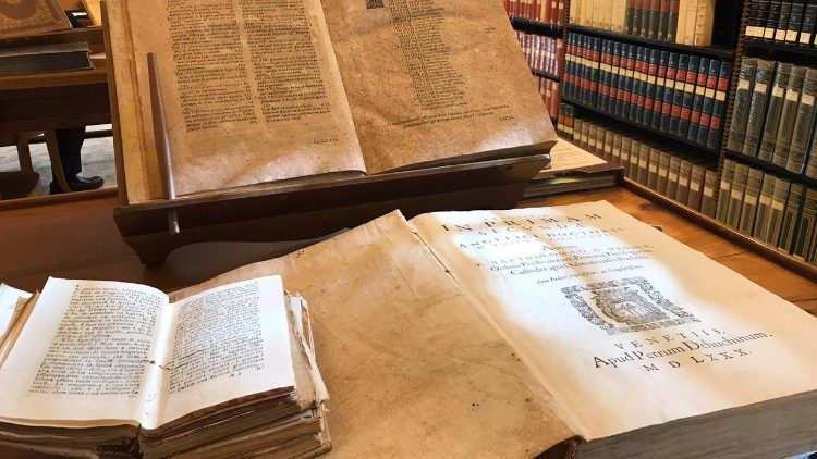 In der Vatikanischen Bibliothek werden viele Bücherschätze aufbewahrt