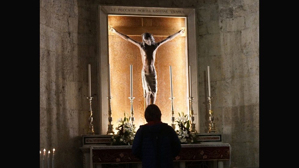 Davanti al Cristo crocifisso in preghiera 