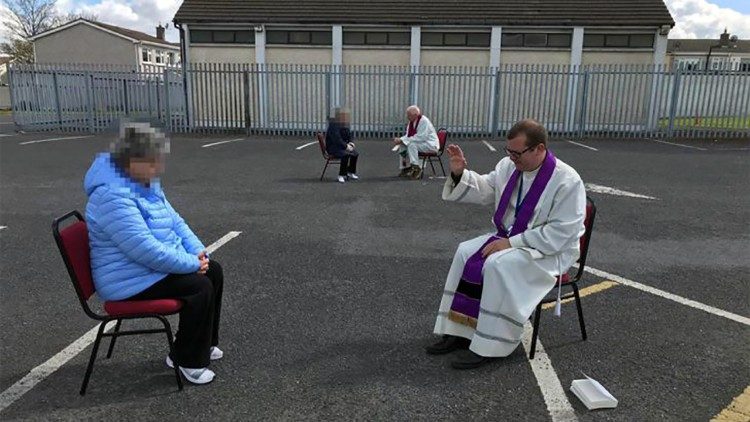 爱尔兰神父在堂区停车场举行告解圣事
