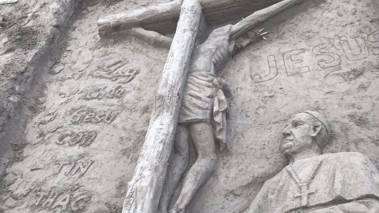 Escultura retrata o Papa Francisco diante do Crucifixo no Vaticano