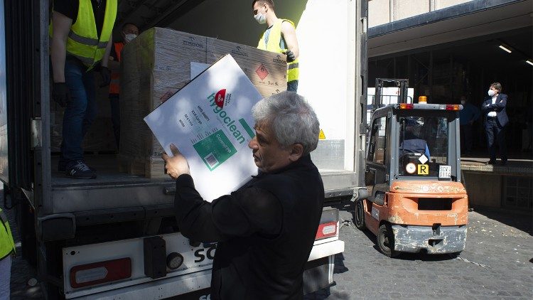 Кардинал Краевски помага за разтоварването на камионите