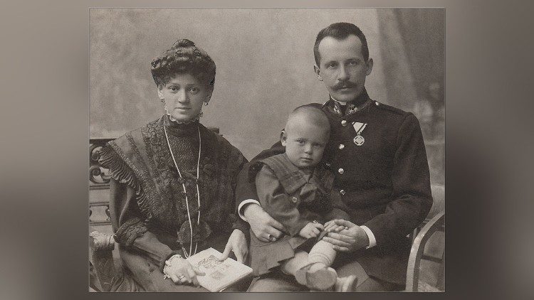 Karol Wojtyla, futur Jean-Paul II, encore enfant, entouré de ses parents, Emilia et Karol. 