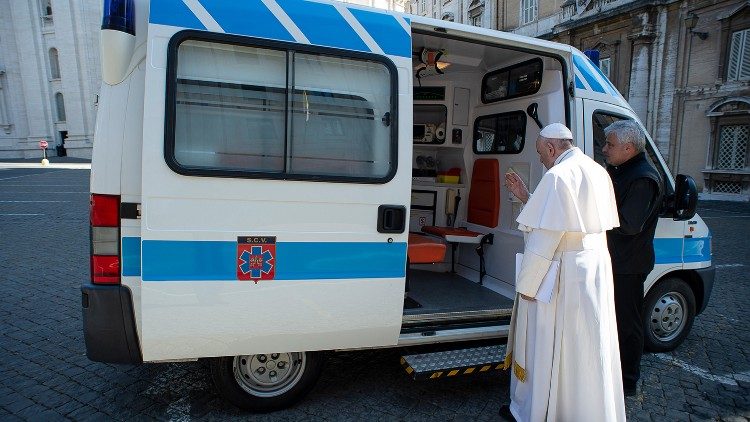 Папа Франциск благословляет машину скорой помощи для римских бездомных