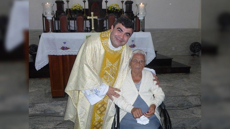 Padre Maxiliano Barreto com um idoso