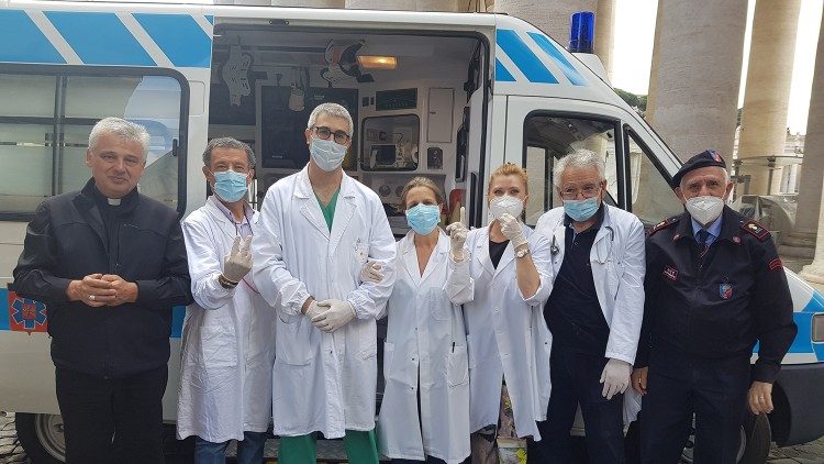 Кардинал Конрад Краевский и врачи-волонтёры у новой машины скорой помощи