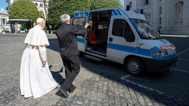 El Papa bendice la ambulancia.