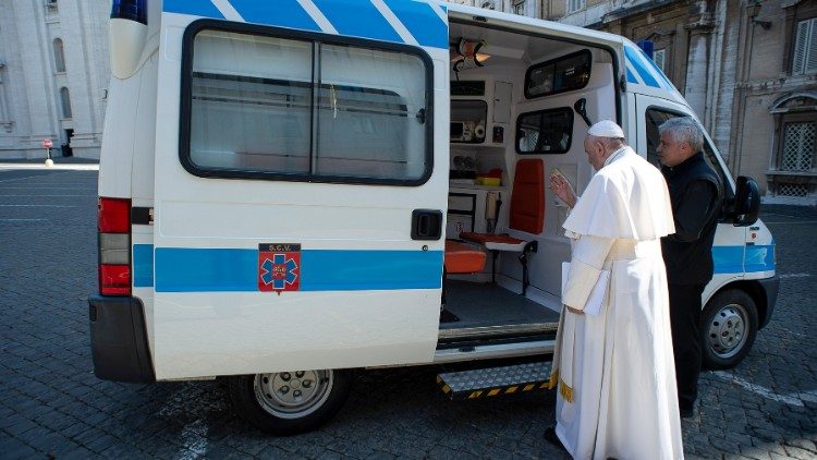 البابا فرنسيس يخصص سيارة إسعاف للفقراء في روما 1 حزيران يونيو 2020
