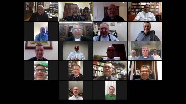 Бразильские епископы на совещании онлайн