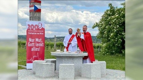 Messe an österreichisch-tschechischem Grenztisch