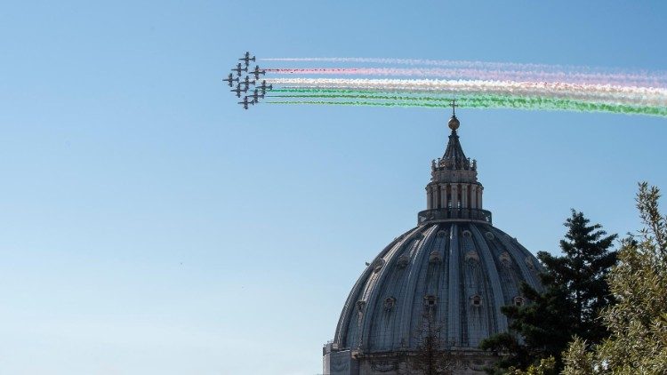 Italienische Kampfflieger über der Peterskuppel in Rom am Nationalfeiertag