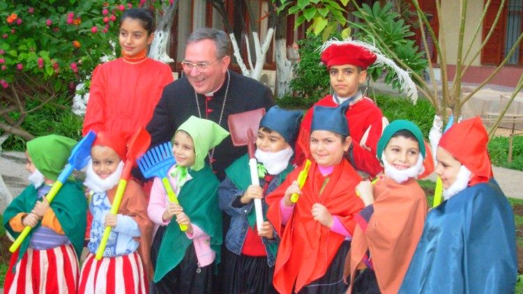 Iskenderun, dicembre 2006: monsignor Padovese con alcuni bambini dopo un campo estivo