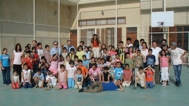 Oratorio estivo a Iskenderun, nel 2007. Bambini e ragazzi in posa con mons. Padovese