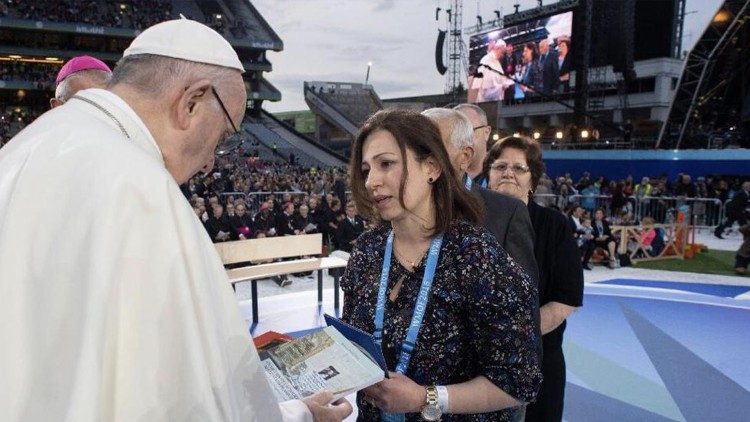 La sorella del sacerdote ucciso a Mosul dona a Papa Francesco un copia del libro di don Basa, durante l'Incontro mondiale delle famiglie, Dublino agosto 2018