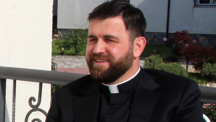 2020.06.04 don Artur Kola, sacerdote albanese