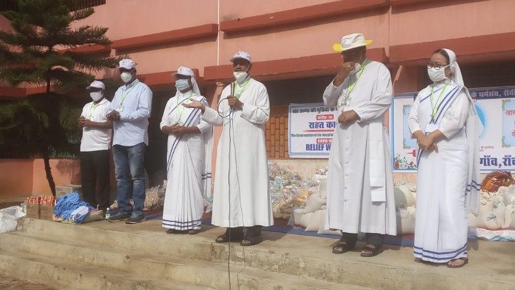 गरीबों के साथ मदर बेर्नादेत्त का जन्म दिवस मनाते राँची के धर्माध्यक्ष एवं धर्मबहनें