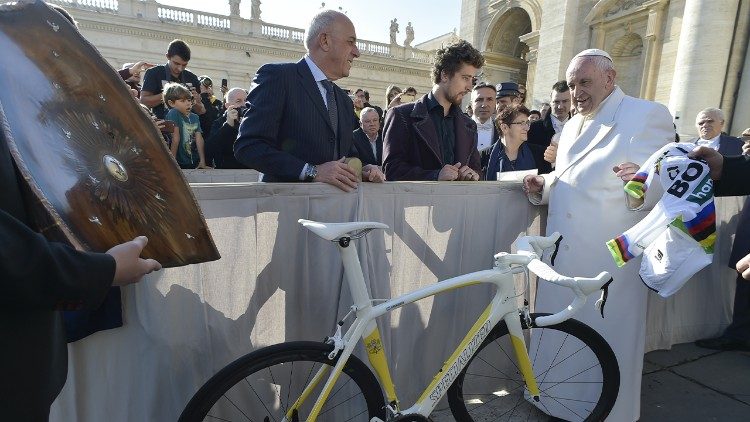 Փիթեր Սականի Ֆրանչիսկոս Պապին նուիրած հեծանիւի աճուրդը