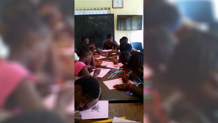 Gruppo di studentesse aiutate dalle missioni Don Bosco in Sierra Leone
