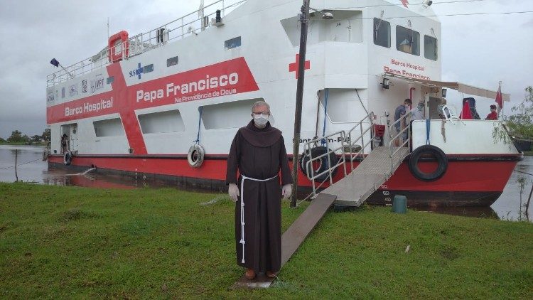 Bischof Johannes Bahlmann von Óbidos vor dem ersten von drei Krankenhausschiffen am Amazonas