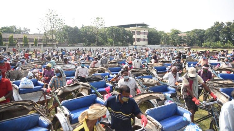 राँची लोयोला मैदान में  राशन के लिए हजार से अधिक एकत्रित रिक्शा चालक