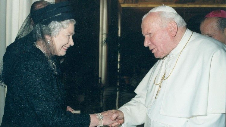 Elisabeth II reçue au Vatican en l'an 2000