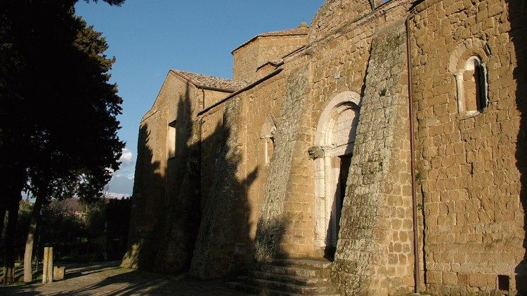 Foto002_Sovana_Cattedrale-di-San-Pietro_prima-del-restauro.jpg