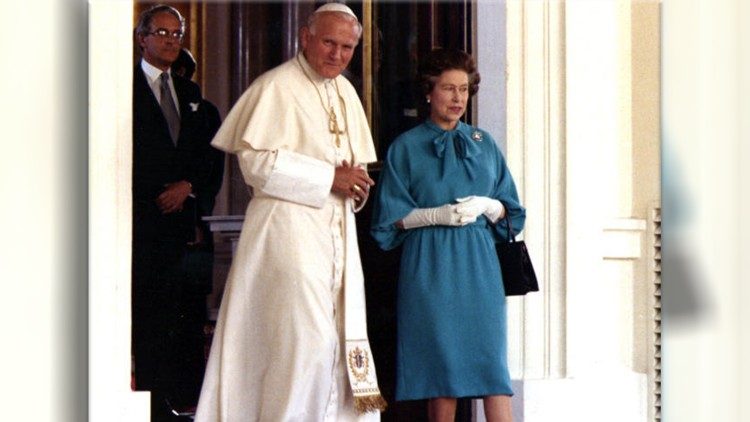 Le Pape Jean-Paul II et la reine Elisabeth en 1982