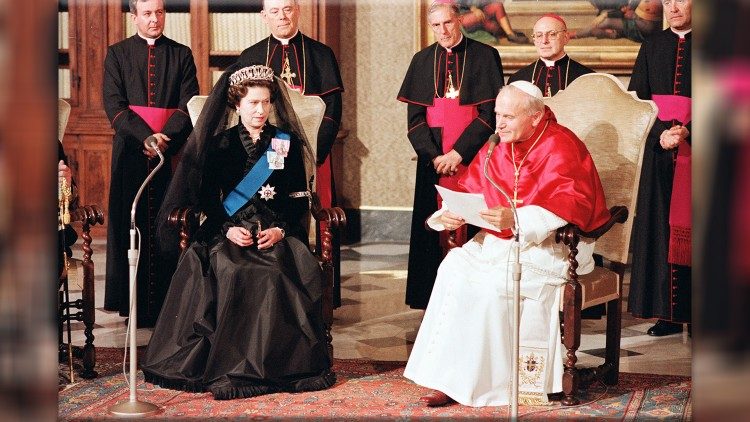 La Reina y el Papa Juan Pablo II
