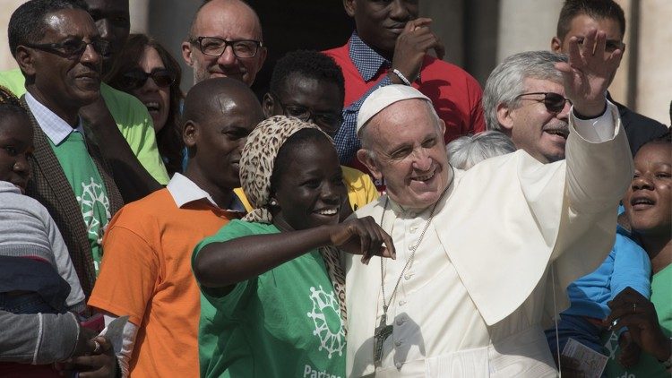 教宗方济各与非洲移民及难民在一起