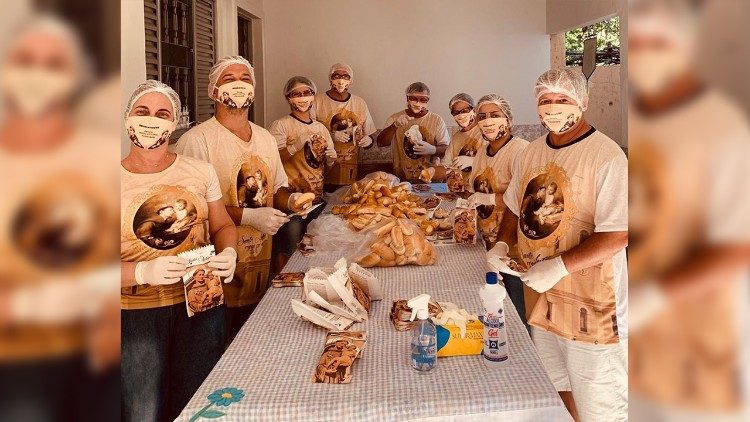 A equipe de voluntários preparando os pães de Santo Antônio
