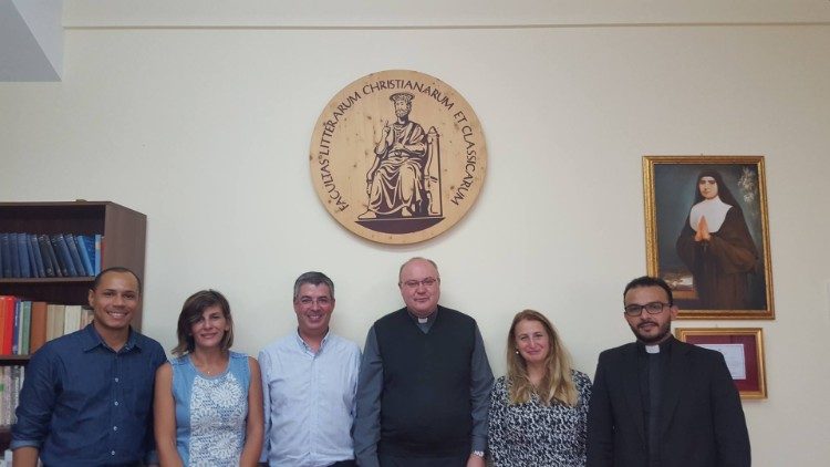 Dr. Miran Sajovic SDB, novi dekan Fakultete za krščansko in klasično literaturo na salezijanski univerzi v Rimu (na sredi pod znakom Fakultete).