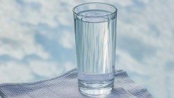 20200628_Pixabay_bicchiere-dacqua_anche-un-solo-bicchiere-dacqua-fresca.jpg