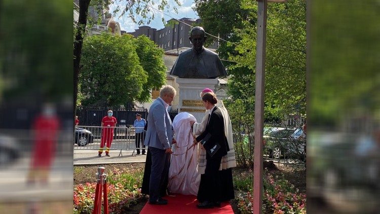 Откриването на бюст-паметник в Букурещ в чест на посещението на папа Франциск 