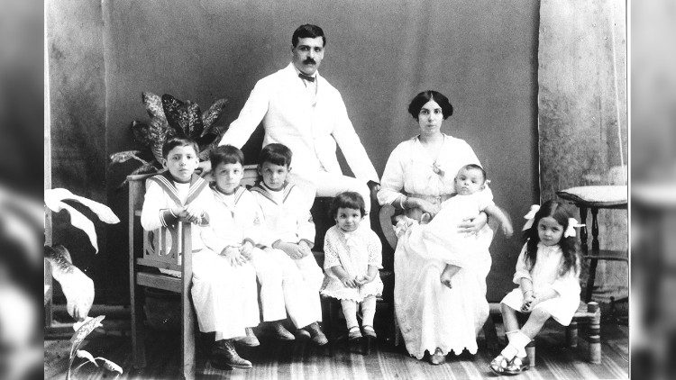 외교관 아리스티데스 드 소우자 멘데스와 그의 아내, 자녀들 중 일부의 가족사진 (1917)
