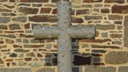 cross-stone-monument-cross-carved-stone-church-meillacAEM.jpg