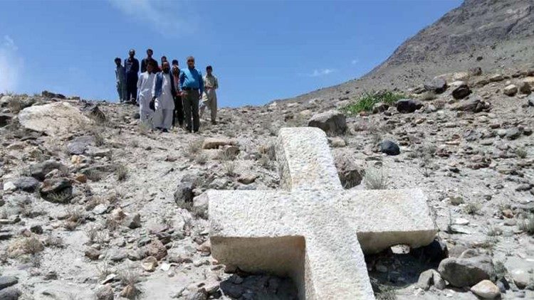 2020.06.19 scoperta di una croce antica nel Pakistan del Nord