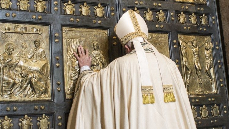 Popiežius prie Šv. Petro bazilikos šventųjų durų