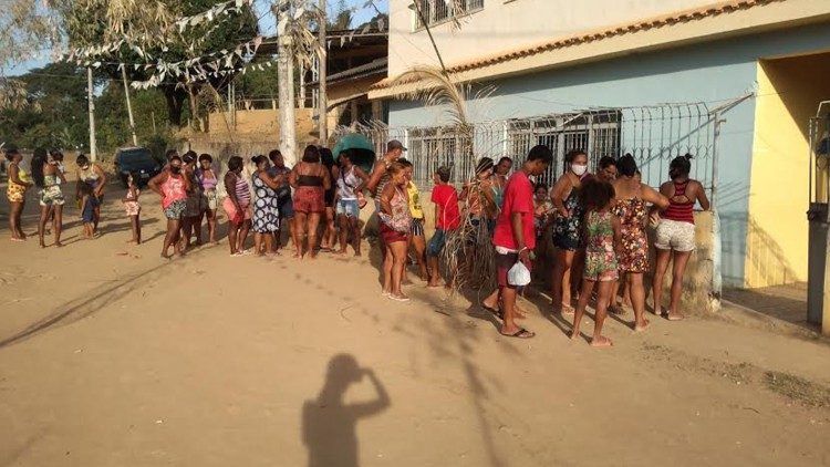 Entrega das doações do Papa para habitantes da Baixada Fluminense