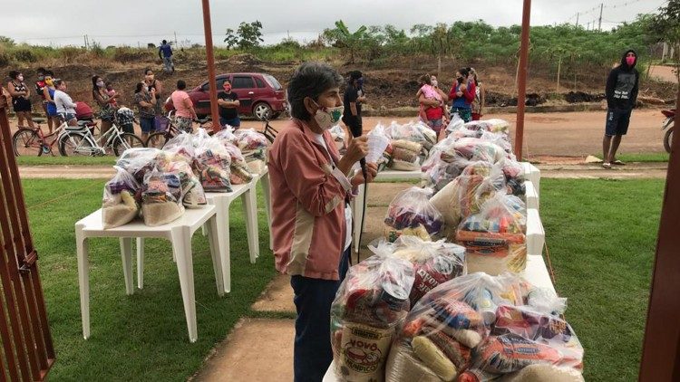 Distribuição de alimentos por missionária italiana no Acre 