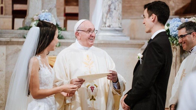 2020.06.22 Papa Francesco preside celebrazione di matrimonio di Letícia Schafer (brasiliana) e Luca (svizzero) il 18/07/2018-giovani-Brasile-famiglia