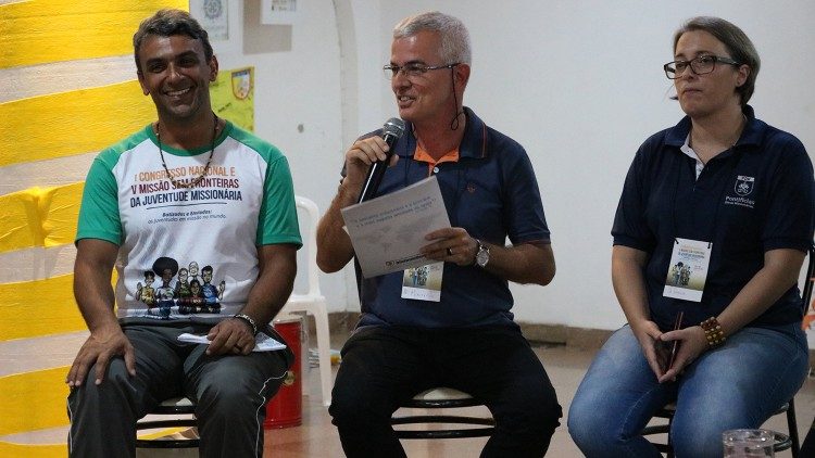 O Pe. Maurcio Jardim (ao centro) junto a jovens missionrios em foto de arquivo