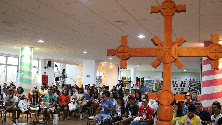 Rassemblement de jeunes dans une église catholique au Brésil
