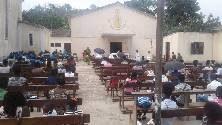  São Tomé and Príncipe: Outdoor celebration of Holy Mass