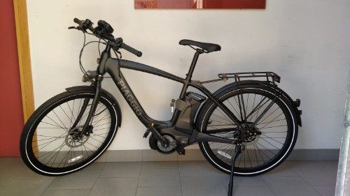 O Papa presenteia a Unitalsi com uma bicicleta elétrica para leilão beneficente