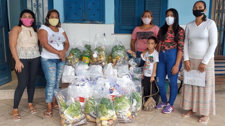 Brazylijczycy zbierają żywność dla biednych rodzin
