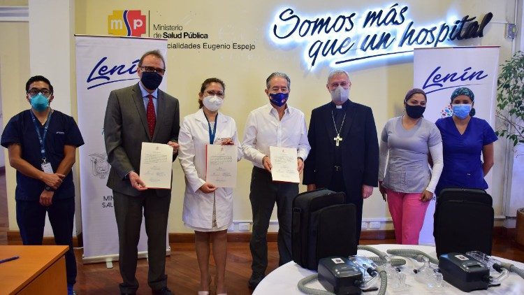 Ecuador, lo respiradores enviados por el Papa fueron entregados por el Nuncio Carrascosa