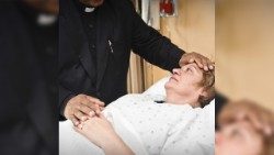 2020.06.27-Il-sacerdote-che-prega-per-i-malati.jpg