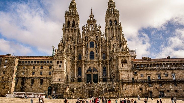 புனித யாக்கோபு கல்லறையின் மேல் கட்டப்பட்டுள்ள Santiago de Compostela பேராலயம்