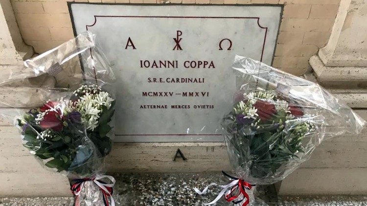 Hrob kardinála Giovanniho Coppu na rímskom cintoríne Verano